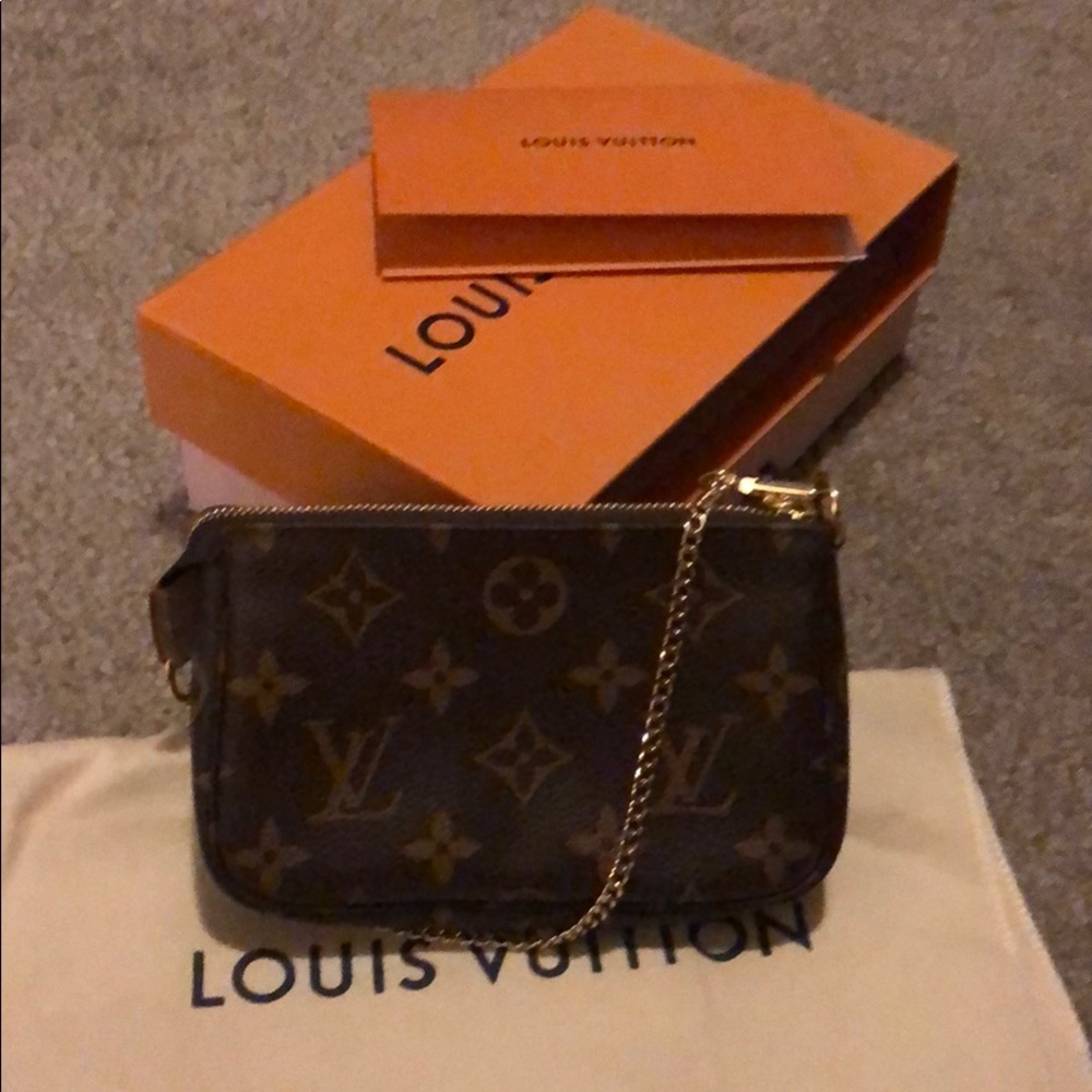 Louis Vuitton mini pochette